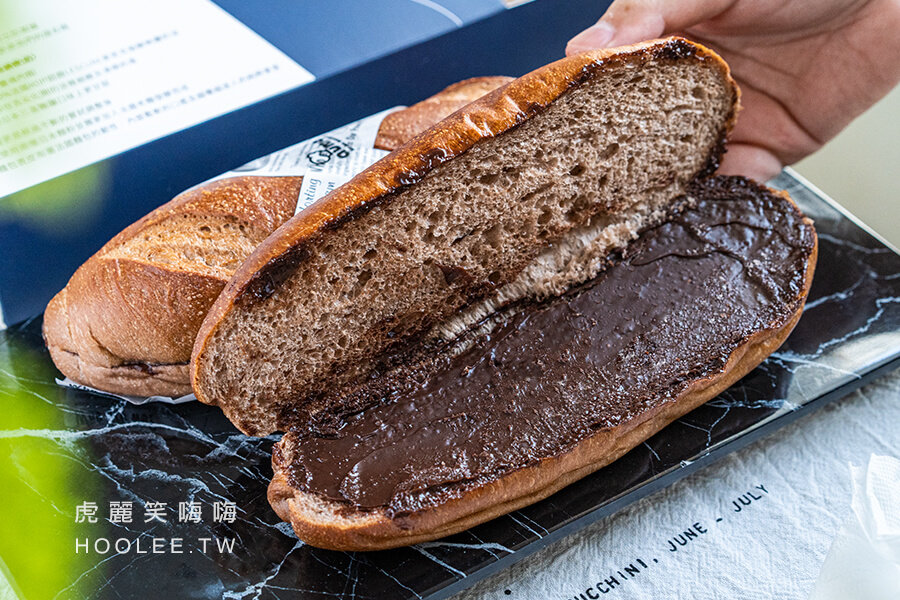 奧瑪烘焙 高雄麵包推薦 必吃甜點 沉穩藍禮盒4入禮盒 Premium 維也納軟法－法芙娜巧克力 69元 / 原價 75元